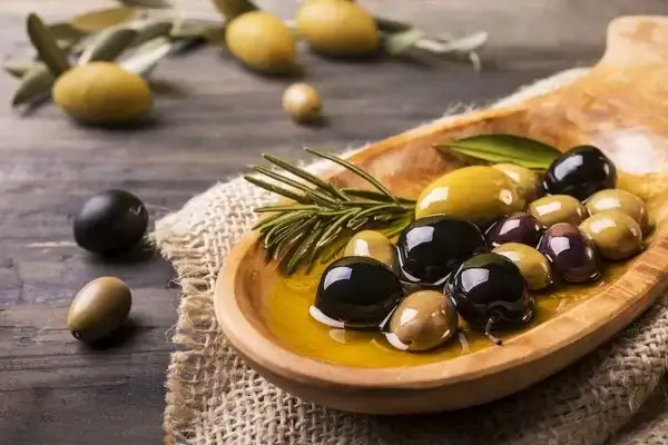 Zeytin ve zeytinyağıyla hazırlanmış Akdeniz tipi sofra